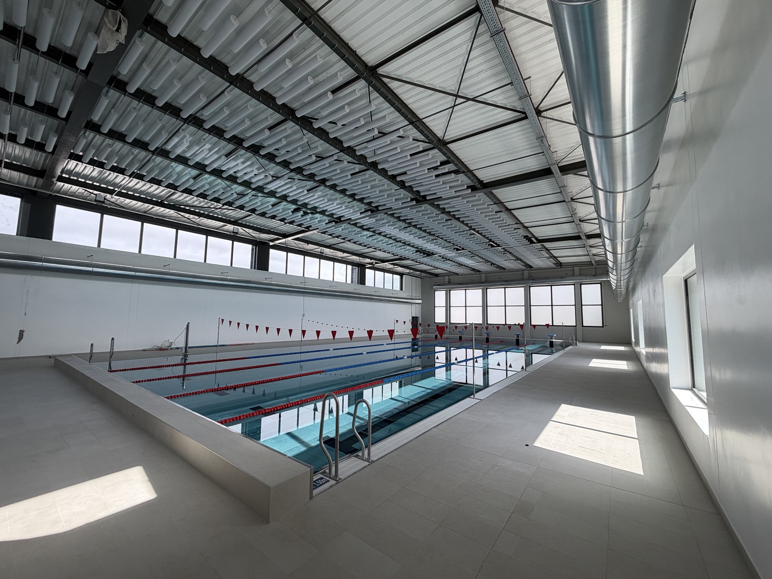 Piscine équipée de capteurs acoustiques suspendus